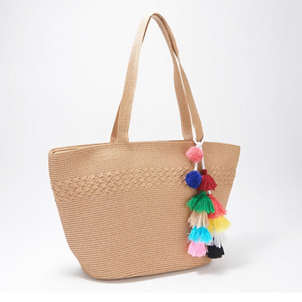 Straw bag with tassels